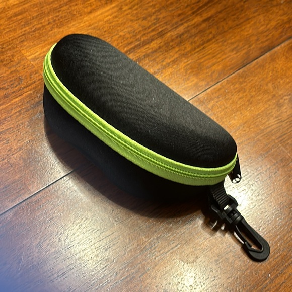 Prada, low profile sunglasses authentic - Picture 9 of 11